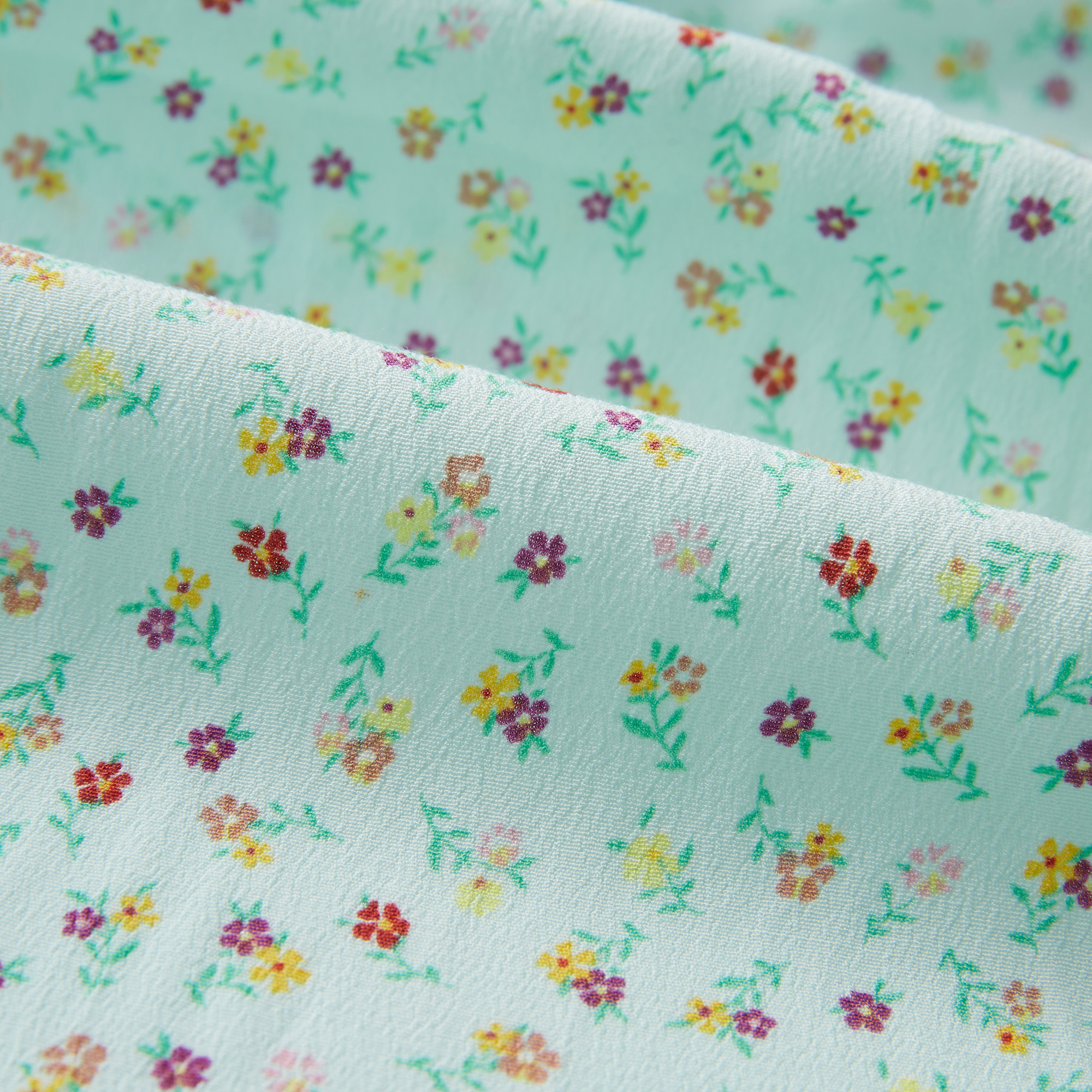 Crêpe met kleine bloemenprint 53% viscose 47% rayon pastorale top & klassieke stof